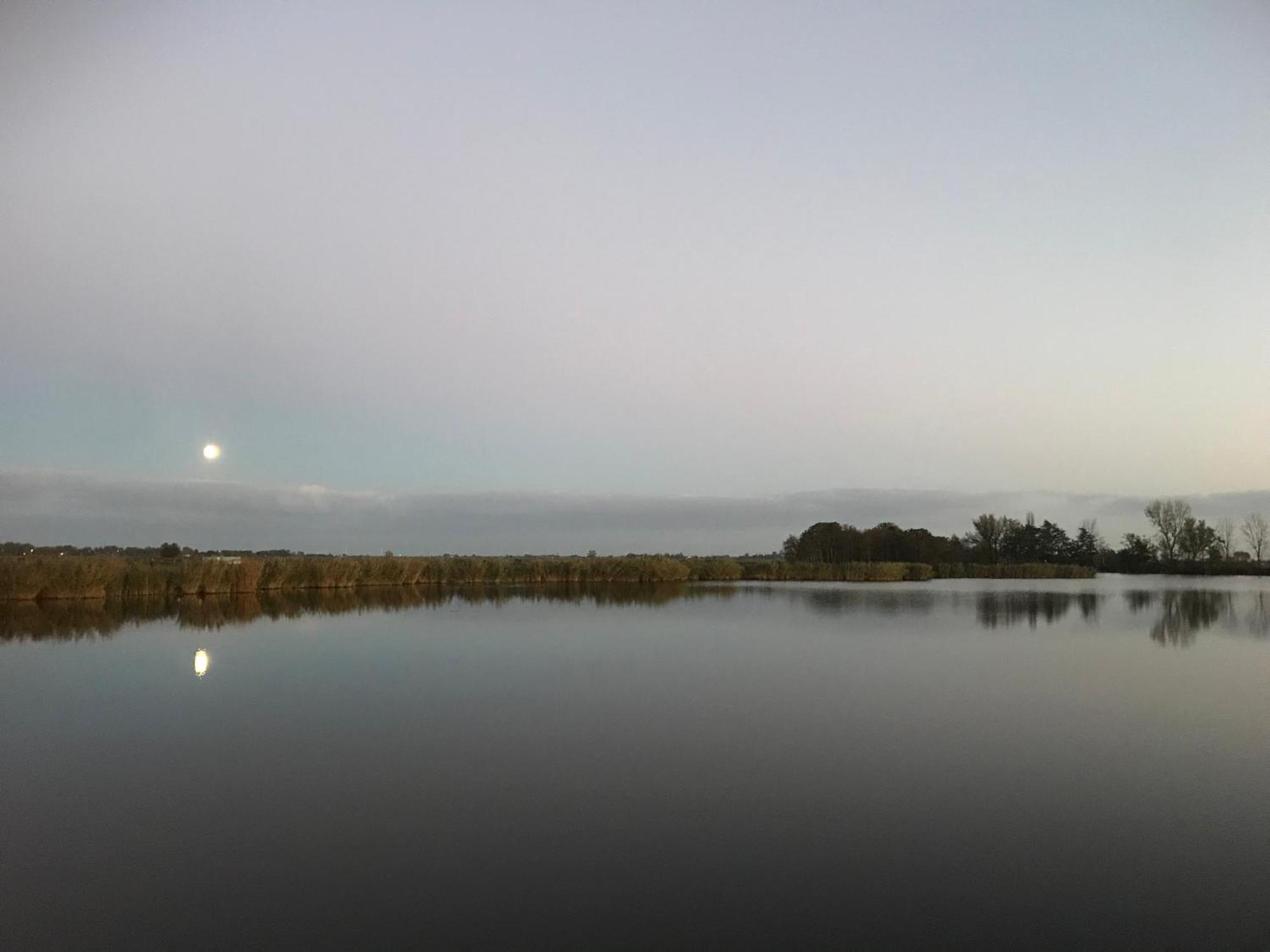 Over Lake Monnickendam Exterior foto